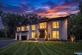 911 Hilltop Terrace, Franklin Lakes, NJ 07417