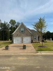 375 Country Garden Drive, Southaven, MS 38671