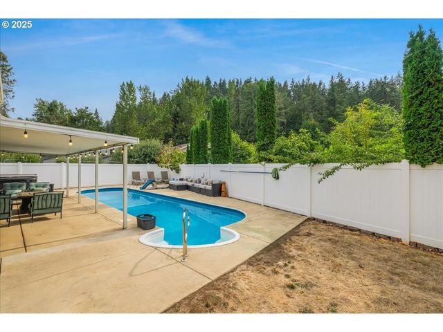 1110 MADISON St, Silverton, OR 97381