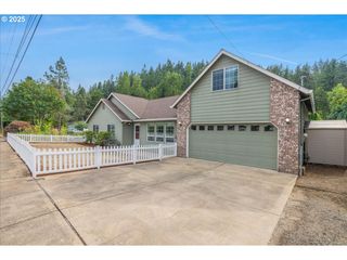 1110 MADISON St, Silverton, OR 97381