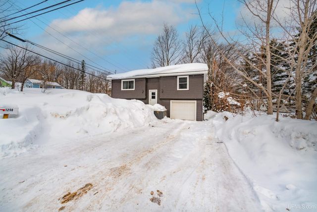 1250 Cleveland Avenue, Marquette, MI 49855