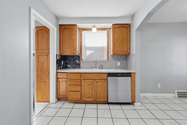 6436 Grandville Avenue, Detroit, MI 48228