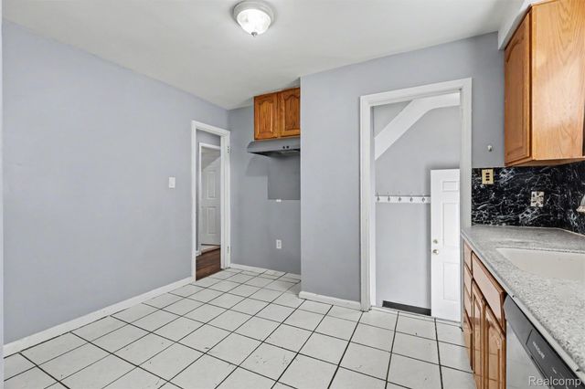 6436 Grandville Avenue, Detroit, MI 48228
