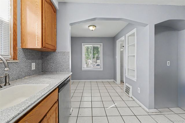 6436 Grandville Avenue, Detroit, MI 48228