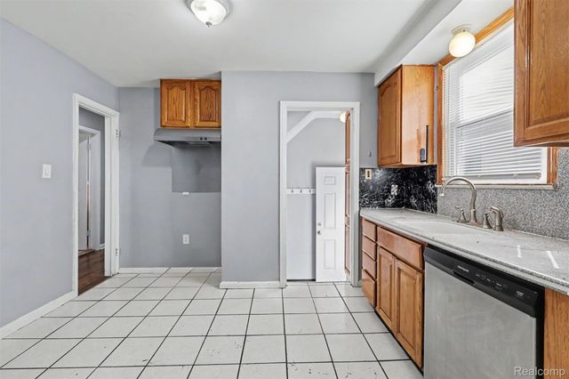 6436 Grandville Avenue, Detroit, MI 48228