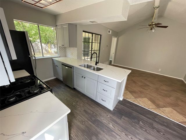 5806 Emerald Forest DR A, Austin, TX 78745