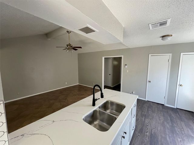 5806 Emerald Forest DR A, Austin, TX 78745