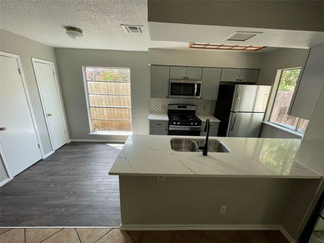 5806 Emerald Forest DR A, Austin, TX 78745