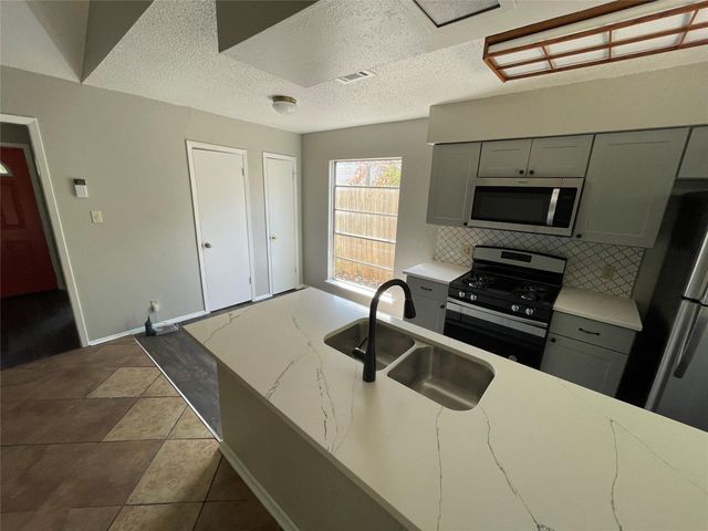 5806 Emerald Forest DR A, Austin, TX 78745