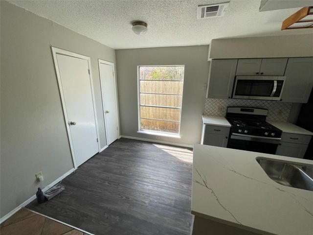 5806 Emerald Forest DR A, Austin, TX 78745