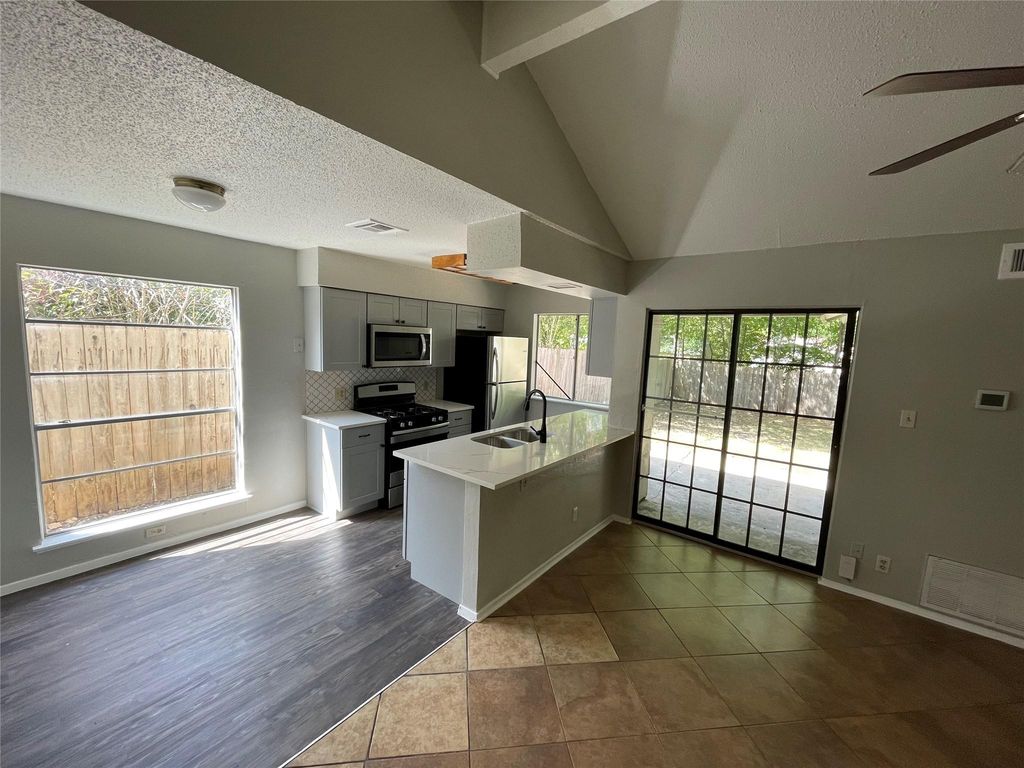 5806 Emerald Forest DR A, Austin, TX 78745