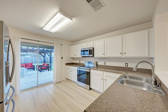 115 Camellia DR, Hutto, TX 78634