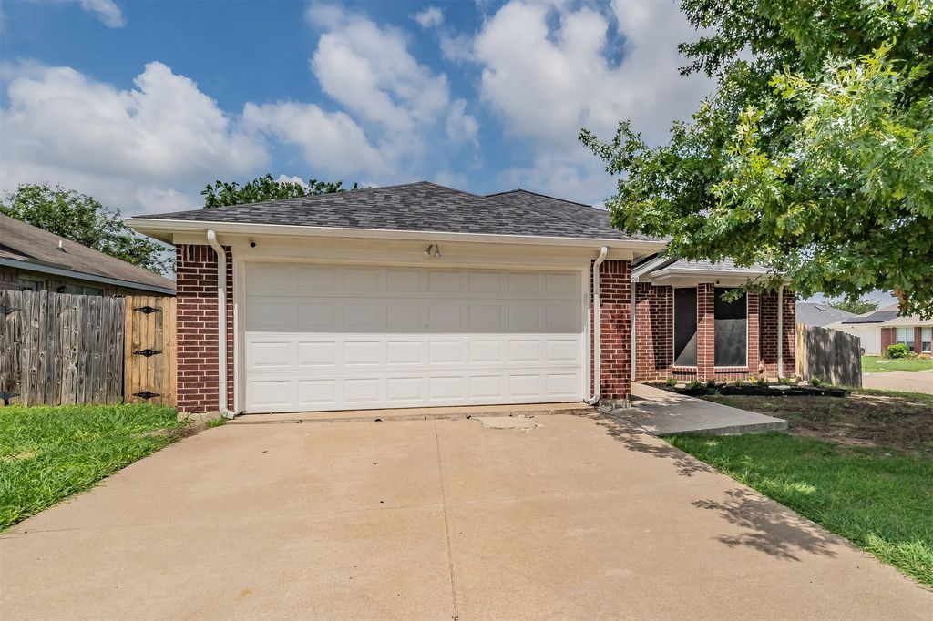 7000 Rovato Drive, Arlington, TX 76001