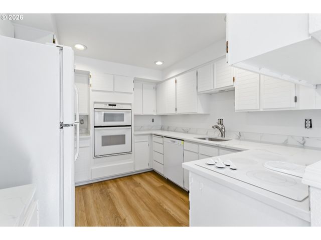 3676 SPRING Ln, Lake Oswego, OR 97035