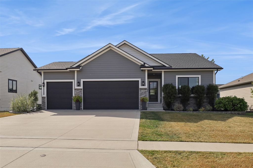 1716 NW Prairie Creek Drive, Grimes, IA 50111