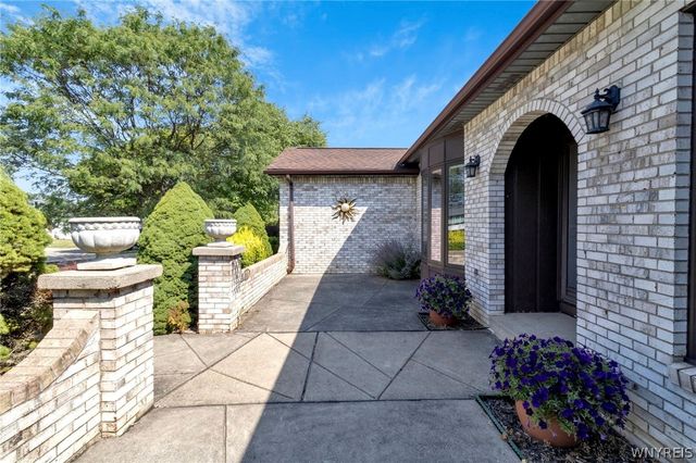 111 Windmill Road, West Seneca, NY 14218