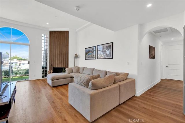 4830 Elmwood Avenue 302, Los Angeles, CA 90004