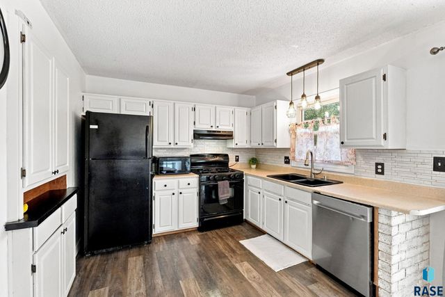 233 N Meyer Ln Lane, Sioux Falls, SD 57103