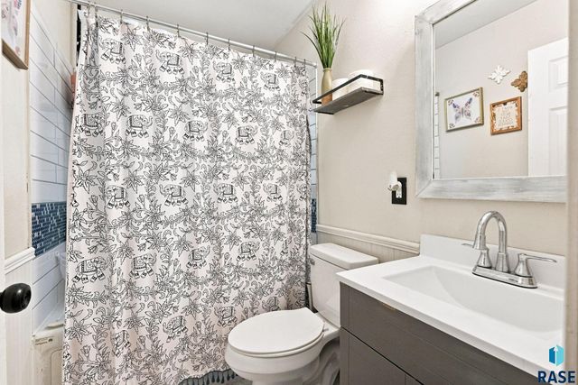 233 N Meyer Ln Lane, Sioux Falls, SD 57103