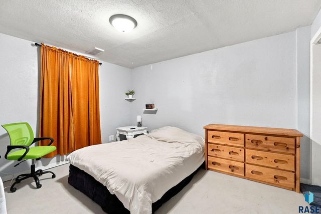 233 N Meyer Ln Lane, Sioux Falls, SD 57103