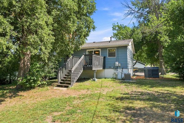 233 N Meyer Ln Lane, Sioux Falls, SD 57103