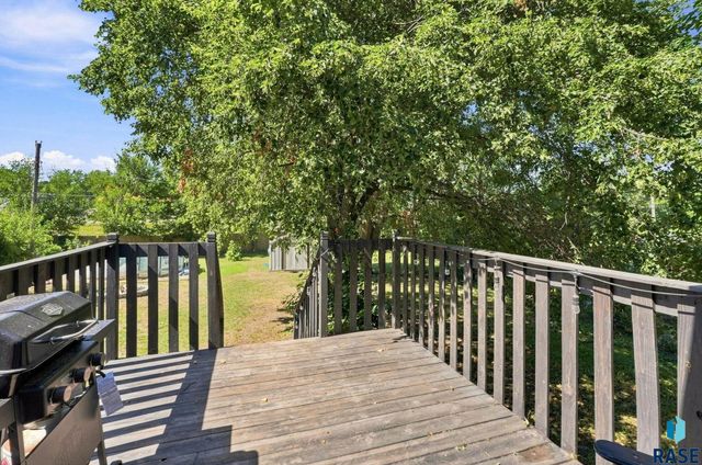 233 N Meyer Ln Lane, Sioux Falls, SD 57103