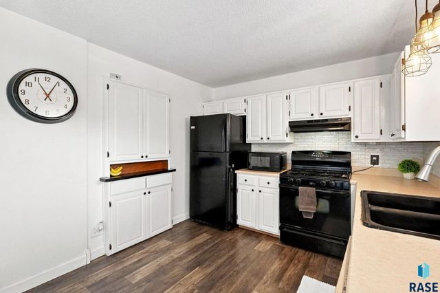 233 N Meyer Ln Lane, Sioux Falls, SD 57103
