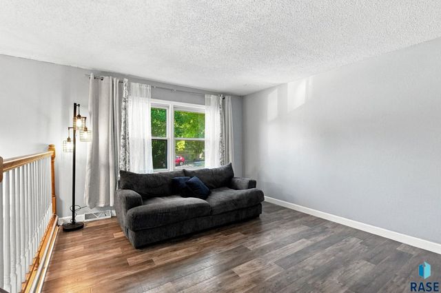 233 N Meyer Ln Lane, Sioux Falls, SD 57103