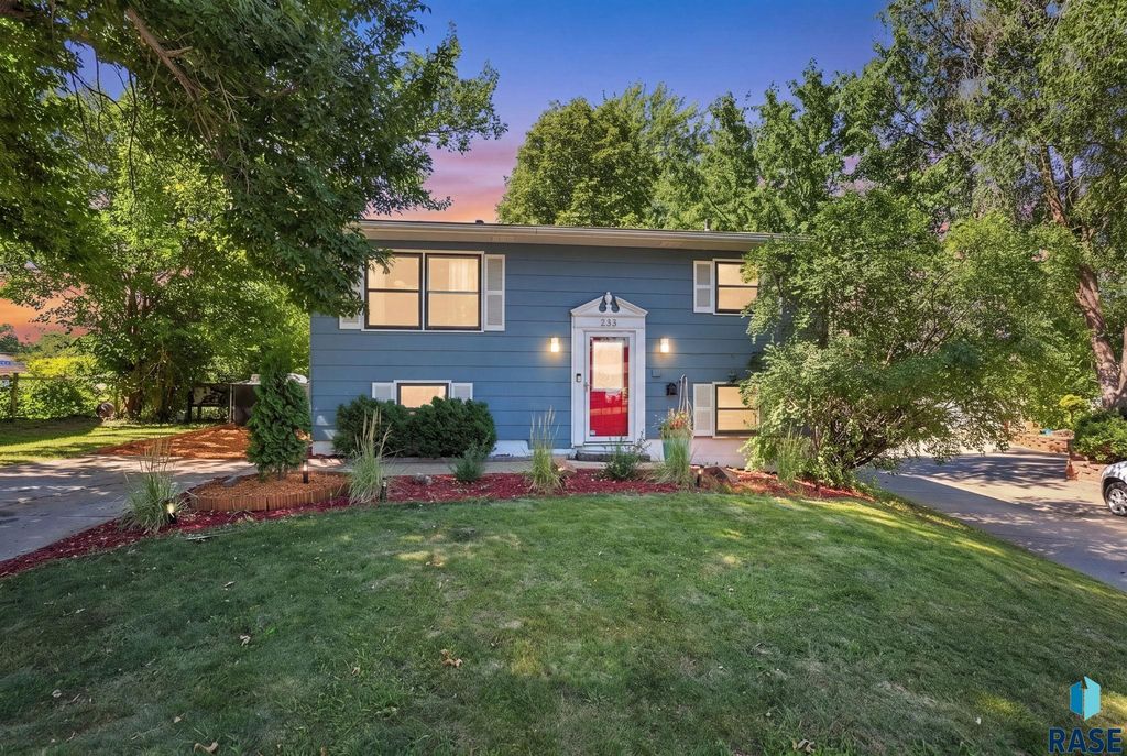 233 N Meyer Ln Lane, Sioux Falls, SD 57103