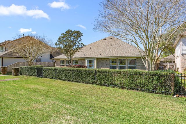 1489 Garden Lakes Drive, Friendswood, TX 77546