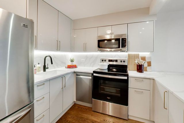 1560 N SANDBURG Terrace 1708, Chicago, IL 60610