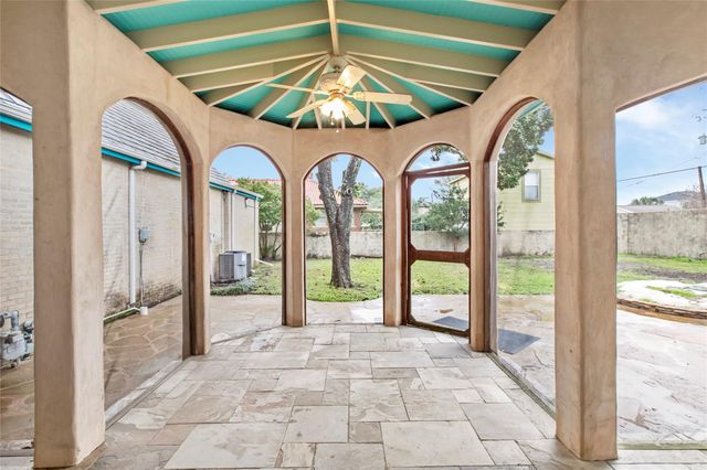 5012 Woodrow Avenue, Galveston, TX 77551