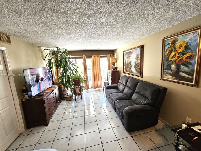 40 NW 87th Ave D216, Miami, FL 33172
