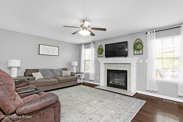 371 Persimmon Dr, Mt Washington, KY 40047