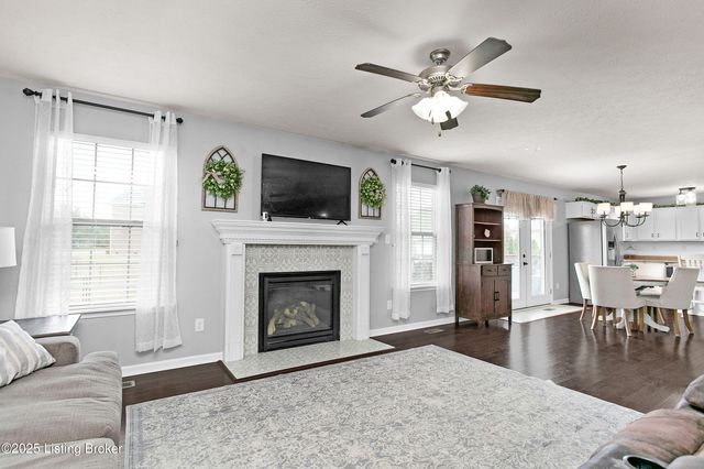 371 Persimmon Dr, Mt Washington, KY 40047