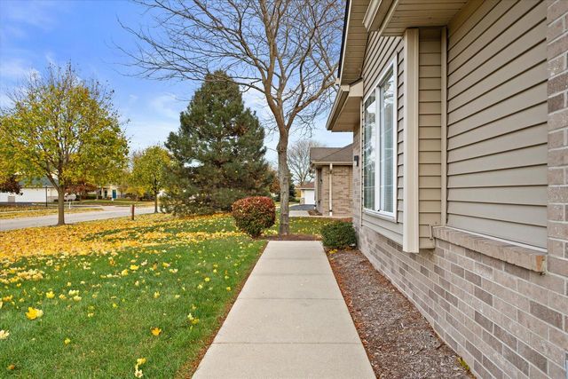 4787 W MAPLE LEAF CIRCLE, Greenfield, WI 53220