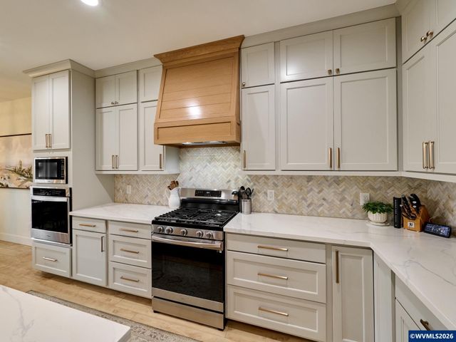 833 Hawk Dr, Silverton, OR 97381