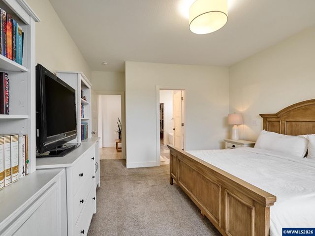 833 Hawk Dr, Silverton, OR 97381