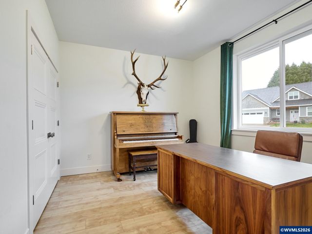 833 Hawk Dr, Silverton, OR 97381