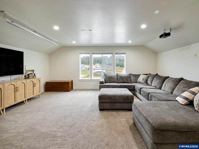 833 Hawk Dr, Silverton, OR 97381