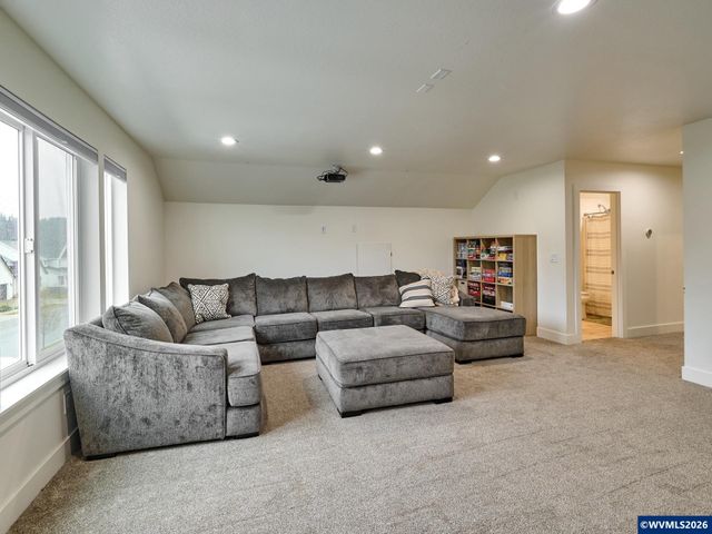 833 Hawk Dr, Silverton, OR 97381