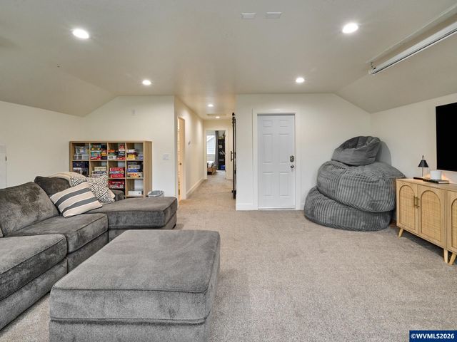 833 Hawk Dr, Silverton, OR 97381
