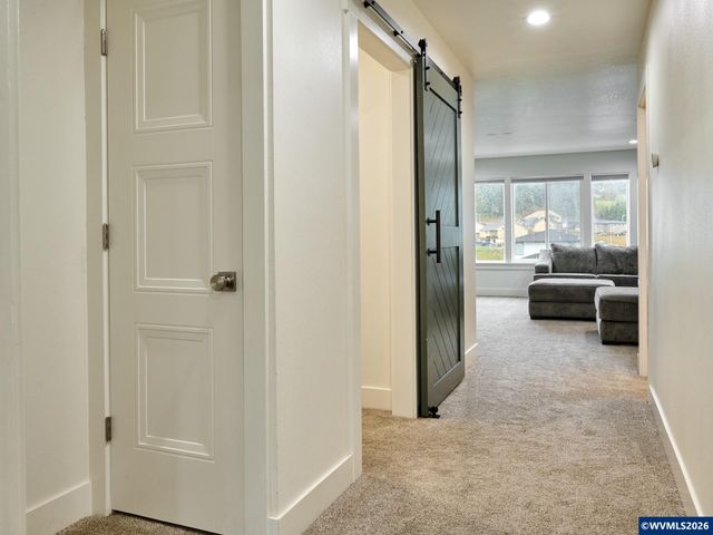 833 Hawk Dr, Silverton, OR 97381