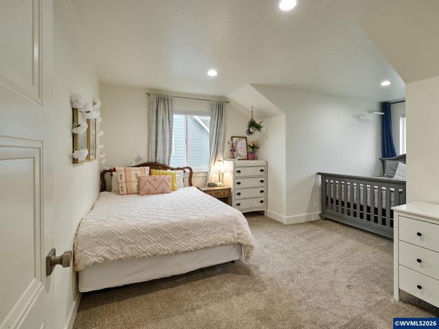 833 Hawk Dr, Silverton, OR 97381