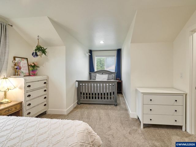 833 Hawk Dr, Silverton, OR 97381