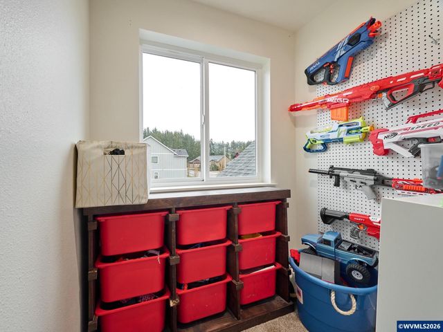 833 Hawk Dr, Silverton, OR 97381