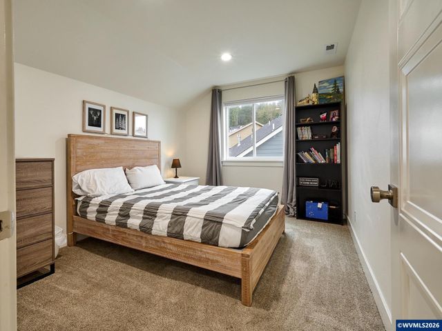 833 Hawk Dr, Silverton, OR 97381