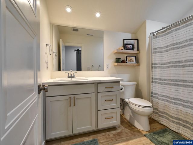 833 Hawk Dr, Silverton, OR 97381