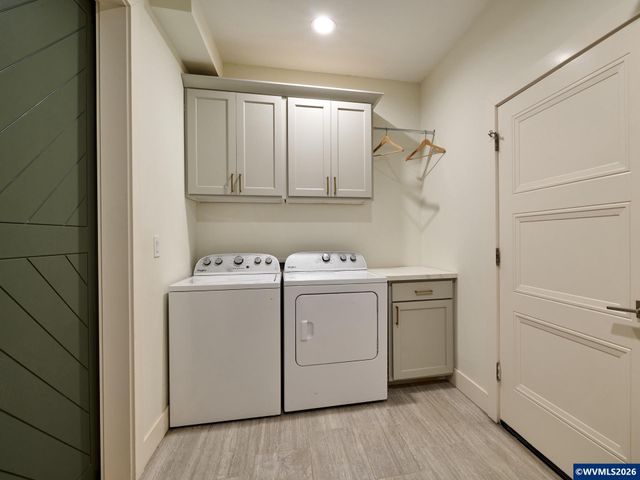 833 Hawk Dr, Silverton, OR 97381