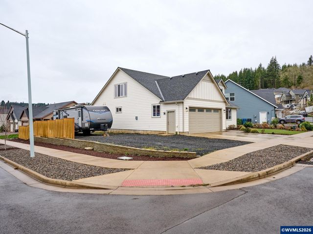 833 Hawk Dr, Silverton, OR 97381